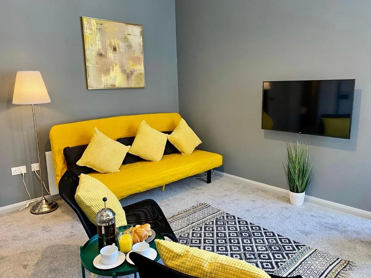Trendy Stylish Apartment! - 5 Minute Walk To The Best Beach! - Great Location - Parking - Fast Wifi - Smart Tv - Newly Decorated - Sleeps Up To 6! Close To Bournemouth & Poole Town Centre & Sandbanks 0*,