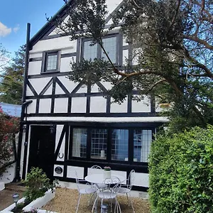https://bournemouth-secluded-cottage-10mins-walk-to-beach.tophotelsbath.com