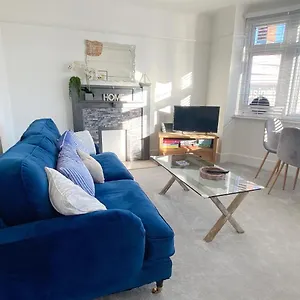  Apartment Coastal Breeze - Beautiful Two Bedroom With Free Parking Near Local Beaches