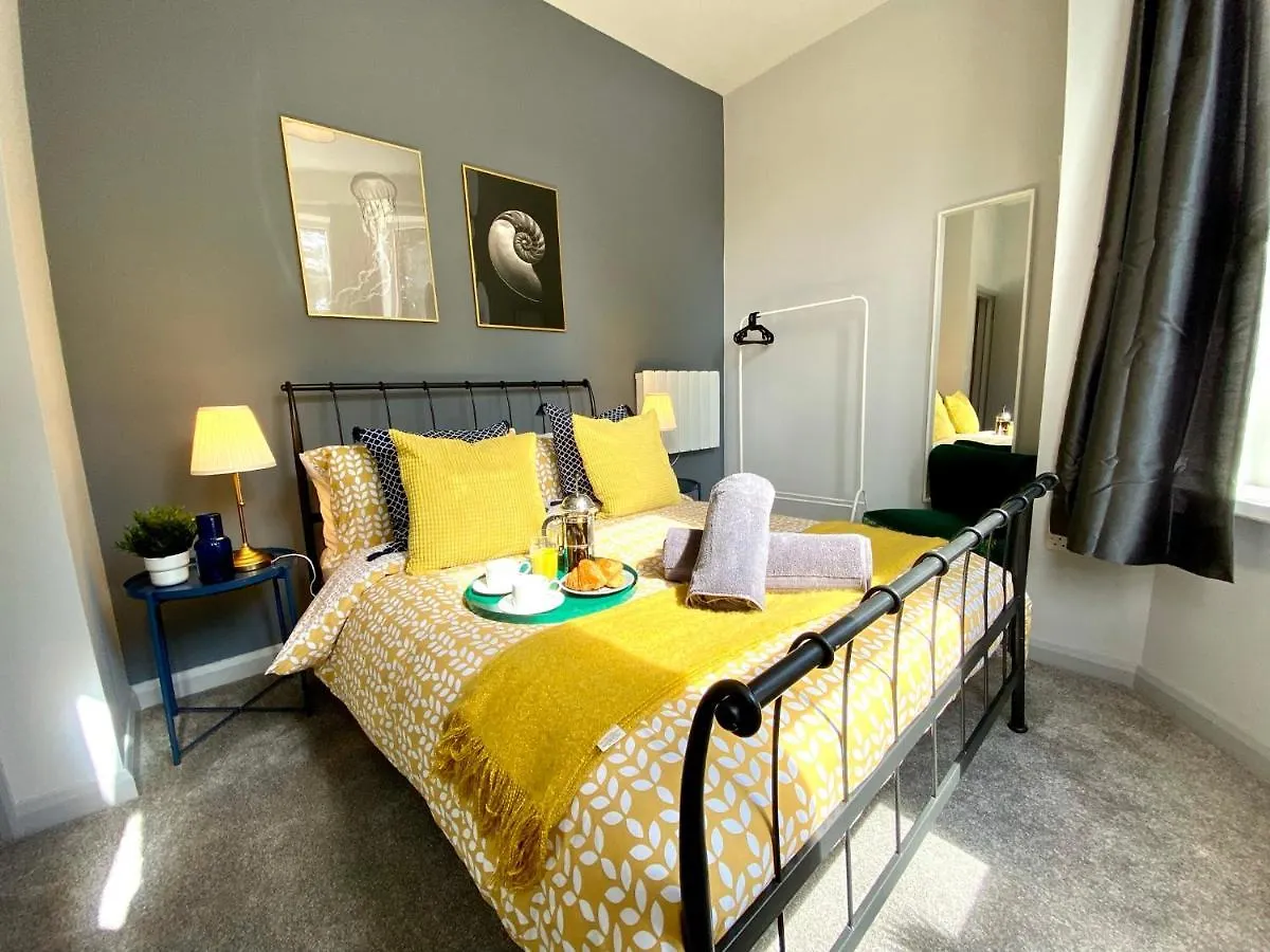 Beachside Bliss: Trendy Apartment near Bournemouth