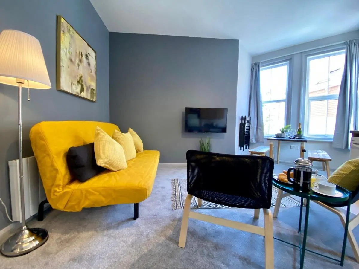 Beachside Bliss: Trendy Apartment near Bournemouth