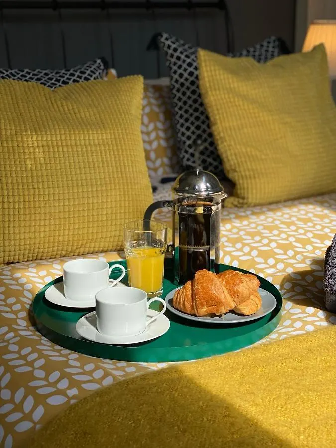 Beachside Bliss: Trendy Apartment near Bournemouth